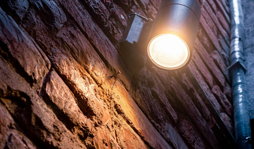 Oświetlenie liniowe czy punktowe — kiedy system SLD będzie lepszy od downlightów?